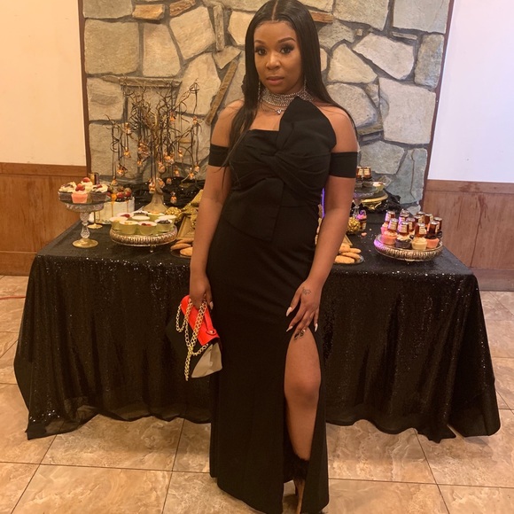 A nice black ballroom gown - Picture 1 of 3